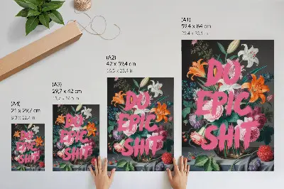 Wandposter met roze letters op een achtergrond van kleurrijke bloemen