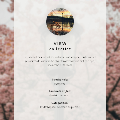Poster Balkoncafé met uitzicht op de flatgebouwen.