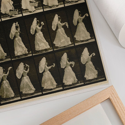 Wandposter Vrouw die een mand optilt en met een zakdoek zwaait (ca. 1887), van Eadweard Muybridge