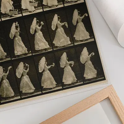 Wandposter Vrouw die een mand optilt en met een zakdoek zwaait naar een werk van Eadweard Muybridge uit circa 1887