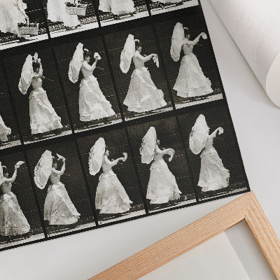 Poster Vrouw die een mand optilt en met een zakdoek zwaait (1887) – foto van Eadweard Muybridge