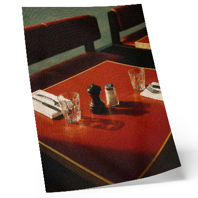 Poster Een tafel in een restaurant met kruiden en glaswerk.