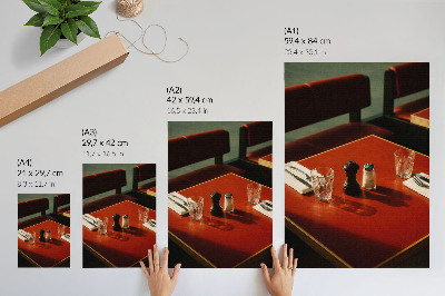 Poster Een tafel in een restaurant met kruiden en glaswerk.