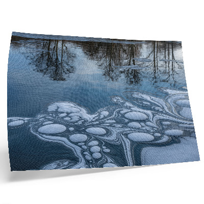Poster IJs op het meer, weerspiegeling van bomen, blauwe tinten