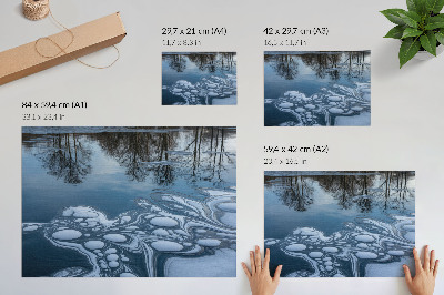 Poster IJs op het meer, weerspiegeling van bomen, blauwe tinten