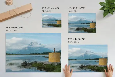 Moderne decoratieve poster met bergen, een meer, wolken en een brug