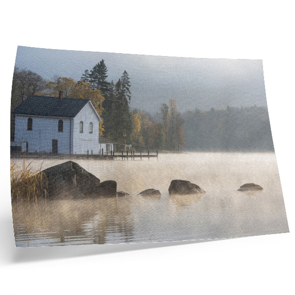 Stijlvolle wandposter Mistig landschap, meer, huisje, bomen, herfst