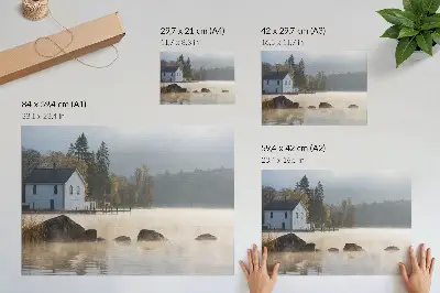 Stijlvolle wandposter met een mistig landschap van een meer met een huisje en bomen in herfstkleuren