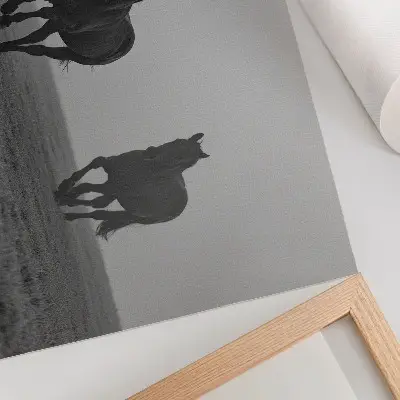 Poster rennende paarden in een zachte mist in een vredige ruimte