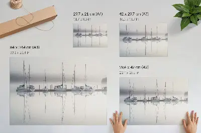 Stijlvolle wandposter mistige jachthaven met kalme weerspiegeling van jachten