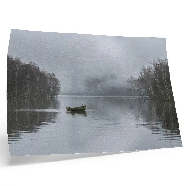 Decoratieve poster hemel en water met mist en bomen voor een rustgevende sfeer