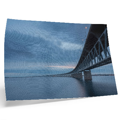 Poster Een moderne brug over kalm water.