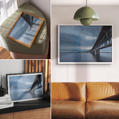 Poster Een moderne brug over kalm water.
