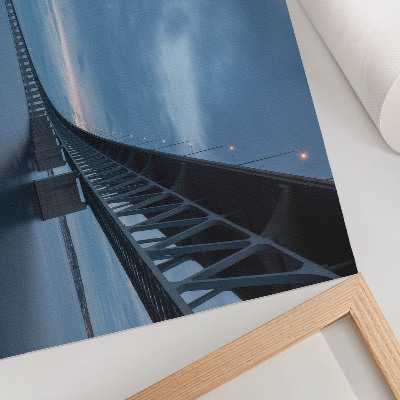 Poster Een moderne brug over kalm water.