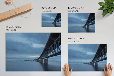 Poster Een moderne brug over kalm water.