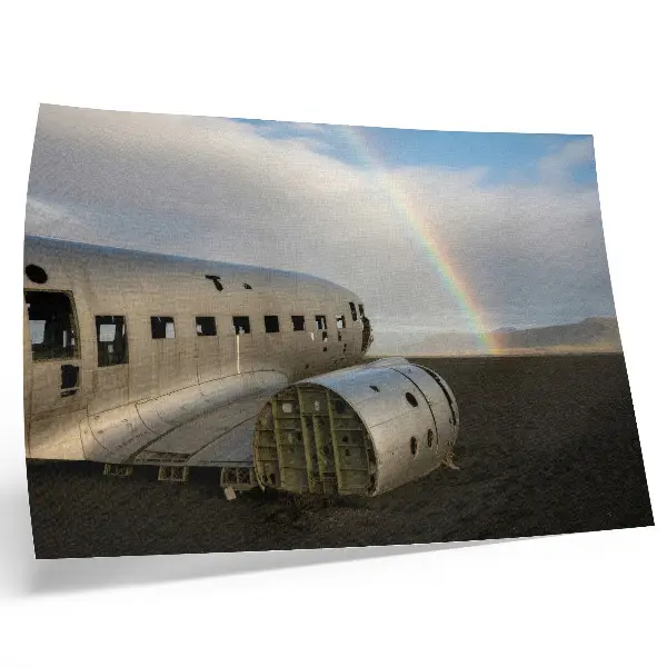 Poster metalen vliegtuigwrak met een regenboog op de achtergrond