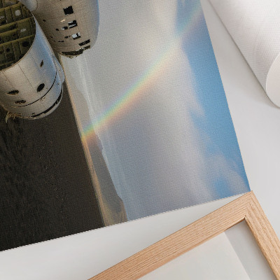 Poster Een metalen vliegtuigwrak met een regenboog op de achtergrond.