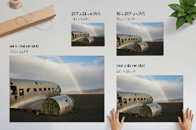 Poster Een metalen vliegtuigwrak met een regenboog op de achtergrond.
