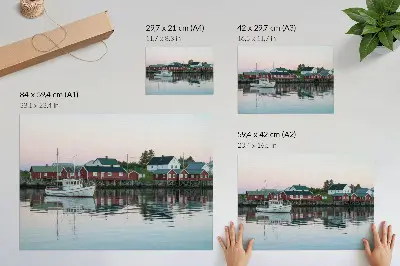 Stijlvolle wandposter met de kubistische rode huizen aan het meer