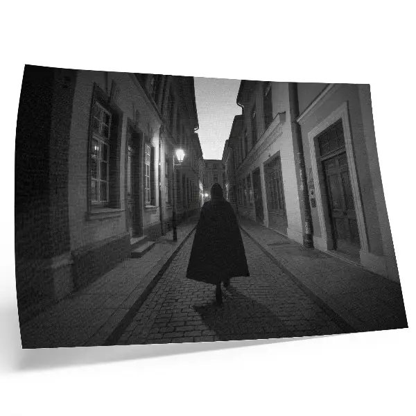 Poster donkere straat met een mysterieuze figuur in een nostalgische sfeer