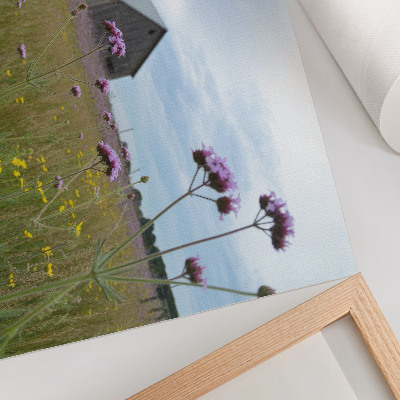 Stijlvolle wandposter Landelijke schuur met paarse en gele bloemenweide