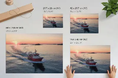 Moderne decoratieve poster zonsondergang boven de kalme zee met een varende boot