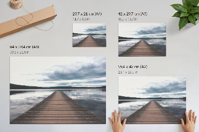 Poster Een pittoreske steiger aan het meer met uitzicht op de bergen.