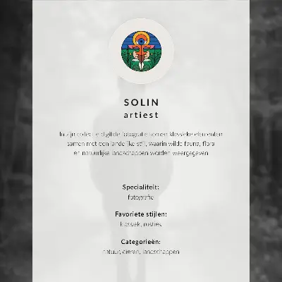 Stijlvolle wandposter met een edelhert in de ochtendmist tussen de bomen
