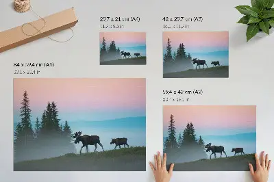 Stijlvolle wandposter met een edelhert in de ochtendmist tussen de bomen
