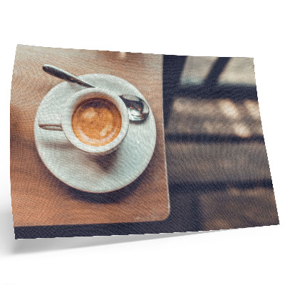 Moderne decoratieve poster Een kopje espresso op een houten tafel, een contrast.