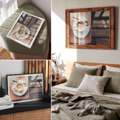 Moderne decoratieve poster Een kopje espresso op een houten tafel, een contrast.