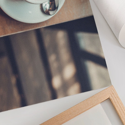 Moderne decoratieve poster Een kopje espresso op een houten tafel, een contrast.