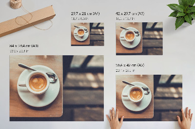 Moderne decoratieve poster Een kopje espresso op een houten tafel, een contrast.