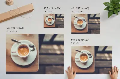 Moderne decoratieve poster een kopje espresso op een houten tafel met contrast