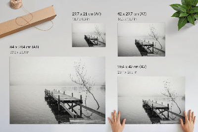 Stijlvolle wandposter Een houten steiger tegen de achtergrond van een kalm meer.
