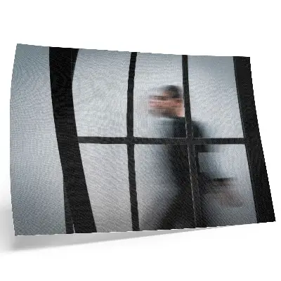 Poster zwart silhouet achter een glazen frame in grijs minimalisme