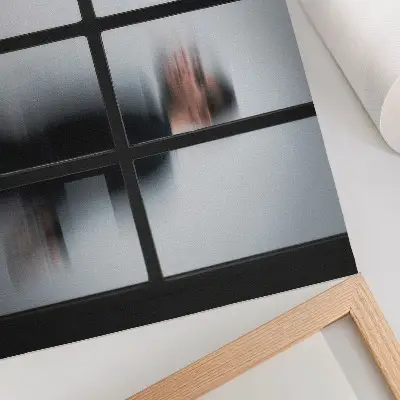 Poster zwart silhouet achter een glazen frame in grijs minimalisme