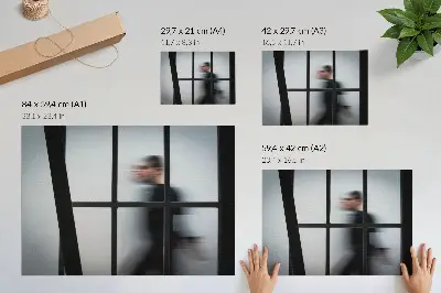 Poster zwart silhouet achter een glazen frame in grijs minimalisme