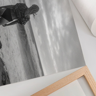 Moderne decoratieve poster Zwart-wit scène met een figuur bij het water.