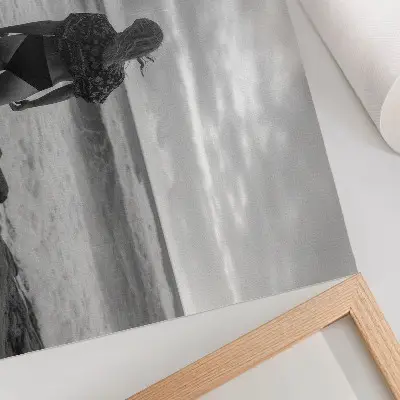 Moderne decoratieve poster zwart-wit scène van een figuur aan het water
