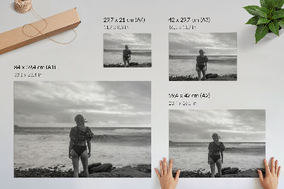 Moderne decoratieve poster Zwart-wit scène met een figuur bij het water.