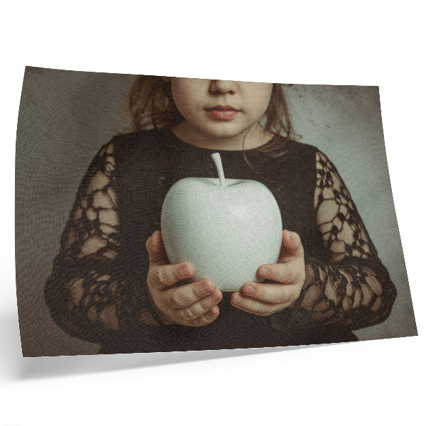 Poster Meisje met witte vruchten, mysterieuze sfeer