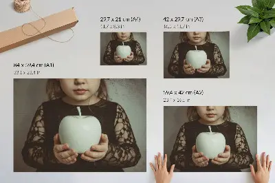 Poster meisje met witte vruchten in een mysterieuze sfeer