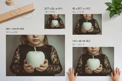 Poster Meisje met witte vruchten, mysterieuze sfeer
