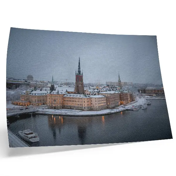 Moderne decoratieve poster met een pittoreske winterstad en harmonieuze architectuur