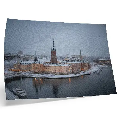 Moderne decoratieve poster met een pittoreske winterstad en harmonieuze architectuur