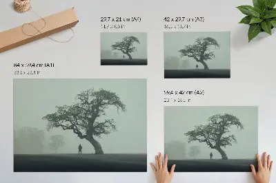 Moderne decoratieve poster met een eenzame boom in de mist en een donker silhouet