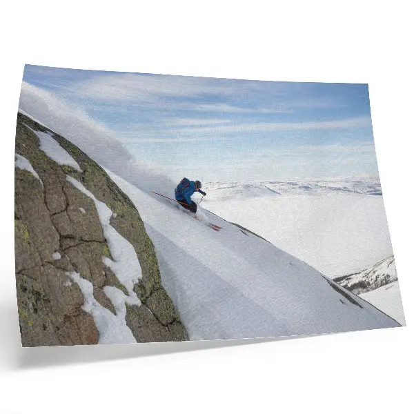 Decoratieve poster skiër met witte bergtoppen en een blauwe lucht voor een harmonieus effect