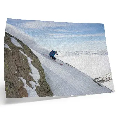 Decoratieve poster skiër met witte bergtoppen en een blauwe lucht voor een harmonieus effect