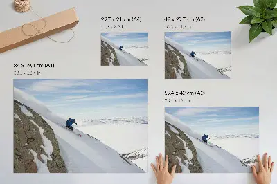 Decoratieve poster skiër met witte bergtoppen en een blauwe lucht voor een harmonieus effect
